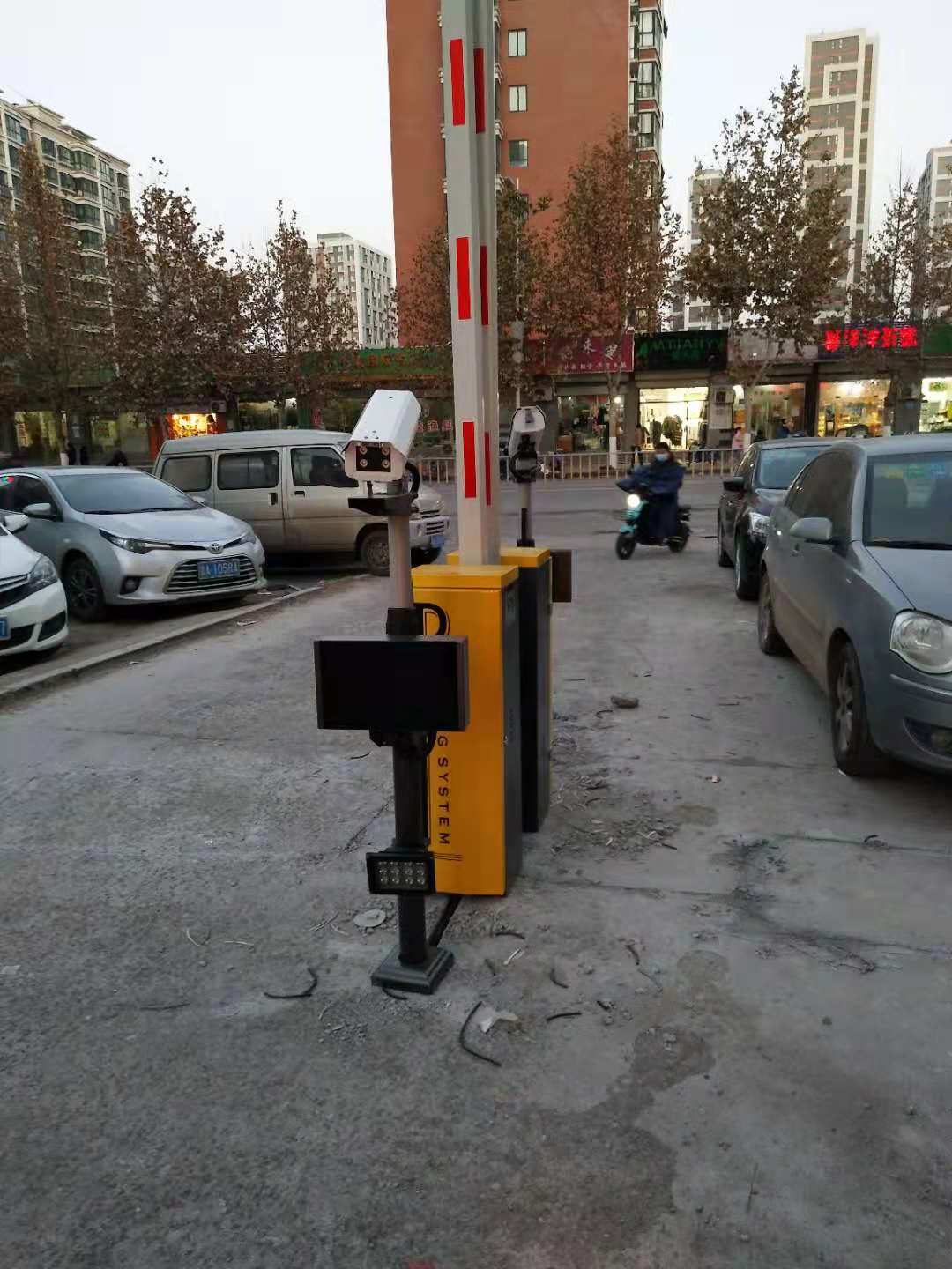烟台福山广告道闸机，广告道闸安装价格